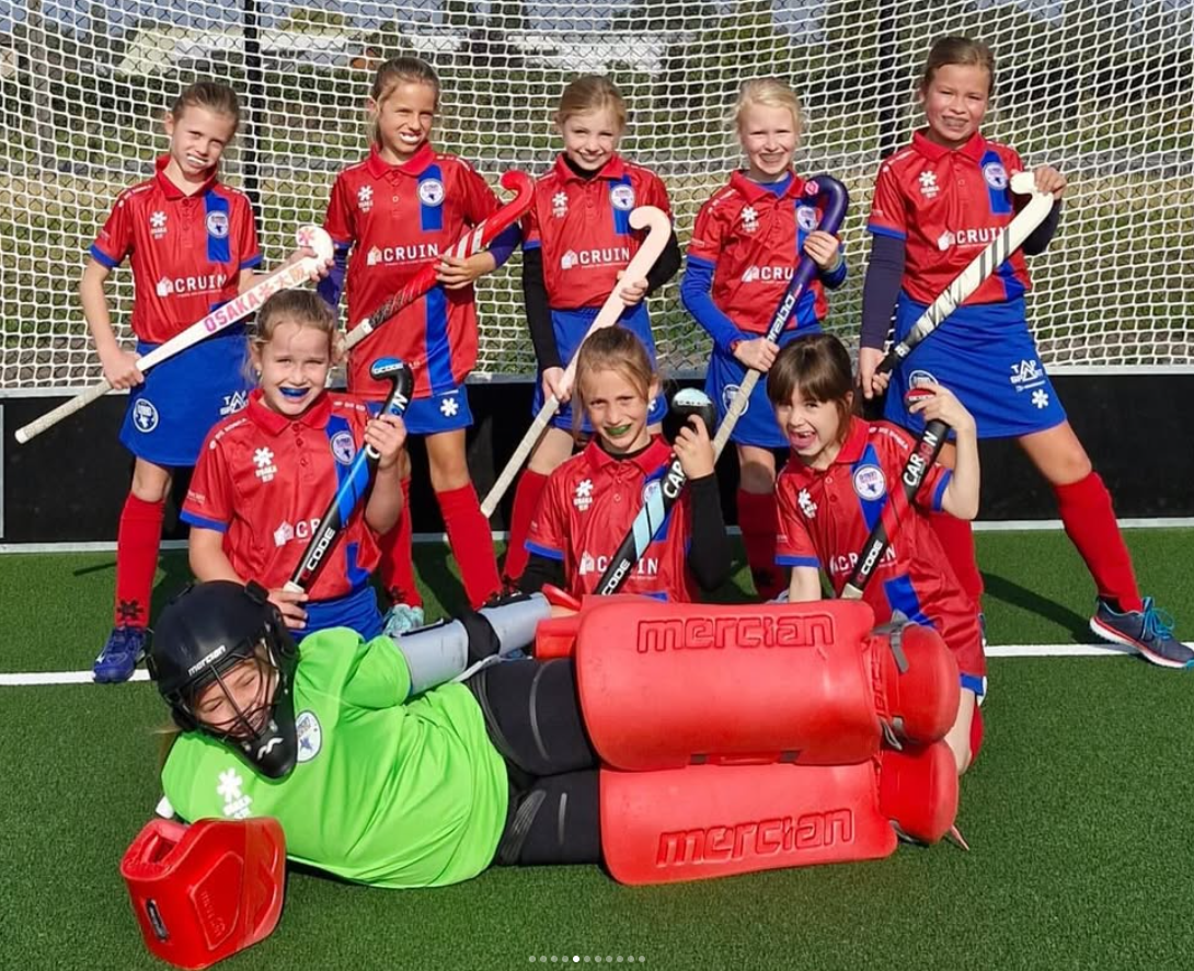 Meisjesteam met doelverdediger - D-mon Hockey Club