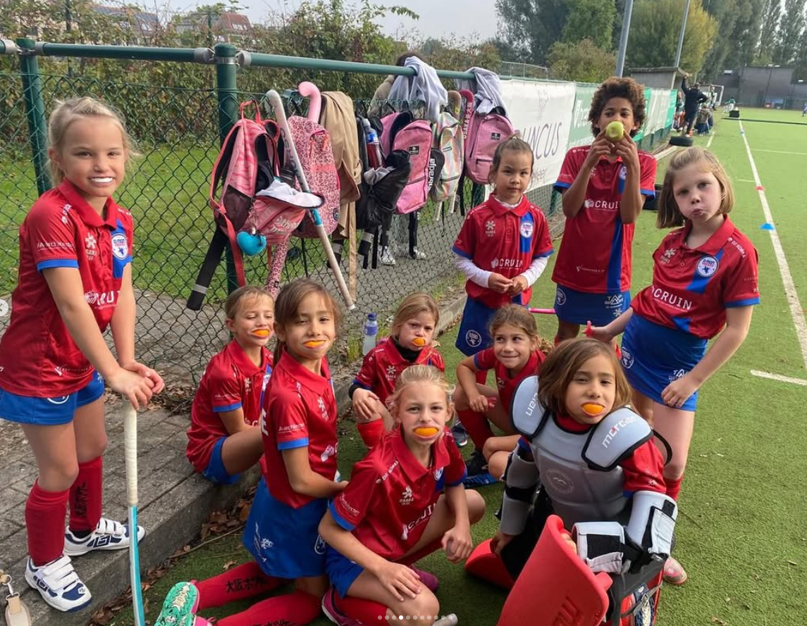 Meisjes met oranje mondkapjes - D-mon Hockey Club