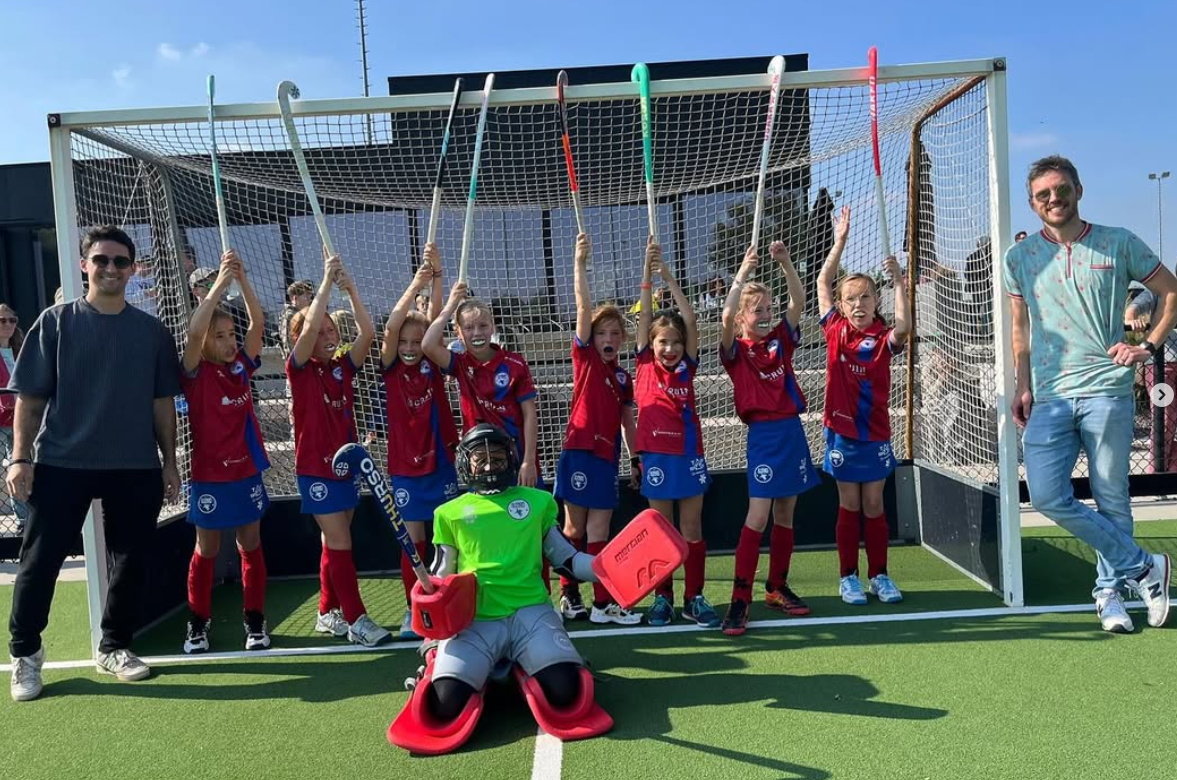 Meisjes met sticks omhoog - D-mon Hockey Club