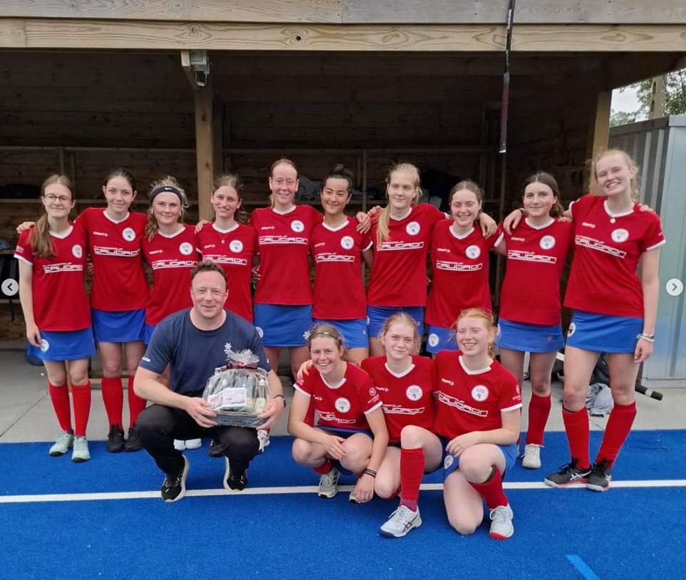 Meisjesteam met trofee - D-mon Hockey Club