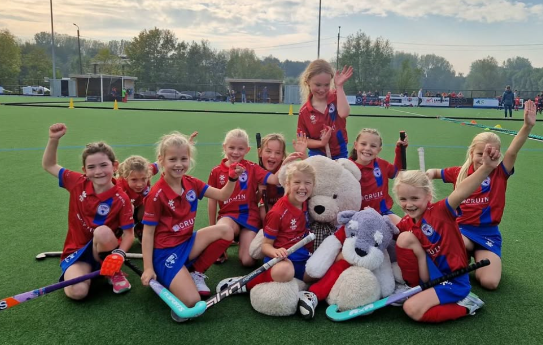 Meisjes met teddyberen - D-mon Hockey Club