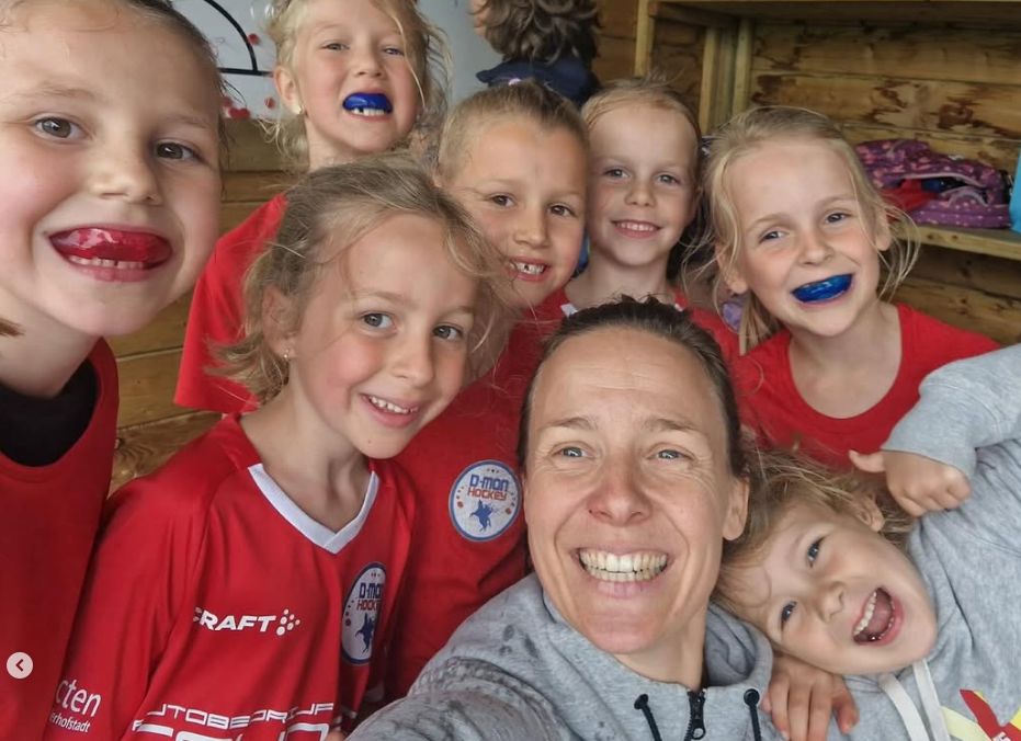 Kinderen met mondkapjes - D-mon Hockey Club